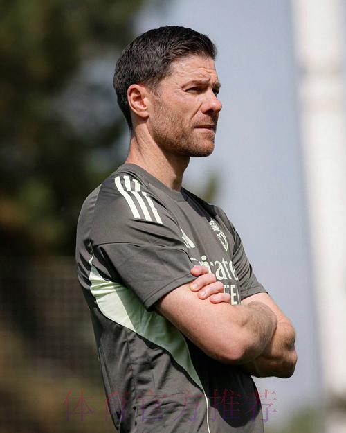 马卡:阿隆索在训练中尝试让费兰-门迪担任中后卫 马卡:阿隆索在训练中尝试让费兰-门迪担任中后卫