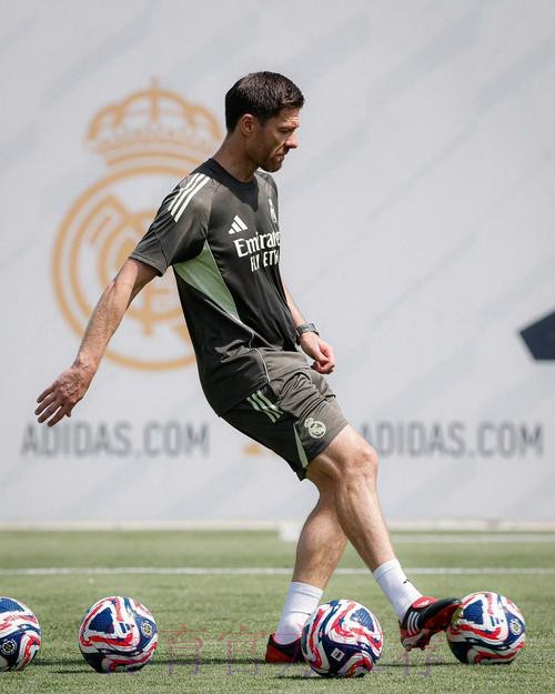 马卡:阿隆索在训练中尝试让费兰-门迪担任中后卫 马卡:阿隆索在训练中尝试让费兰-门迪担任中后卫